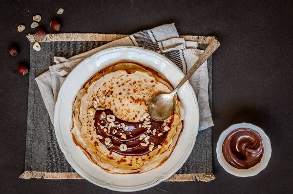 Dünne Crêpes Mit Schokoladenaufstrich Und Haselnüssen Kopieren Sie Platz Für — Stockfoto