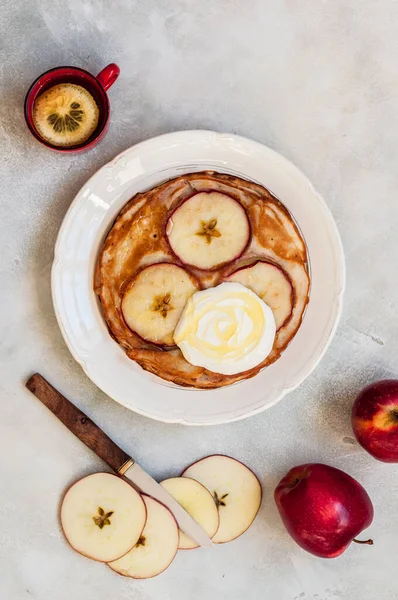 Apfelpfannkuchen Mit Saurer Sahne Und Honig Kopieren Sie Platz Für — Stockfoto