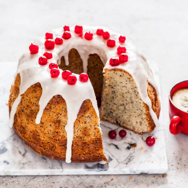 Ciasto Cytrynowe Makowe Plasterkach Polewą Cukrową Czerwoną Porzeczką Kwadratowe — Zdjęcie stockowe