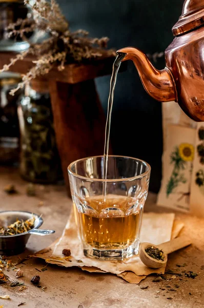 Kräutertee Ein Glas Gießen Verschiedene Getrocknete Kräutermischungen Platz Für Ihren — Stockfoto