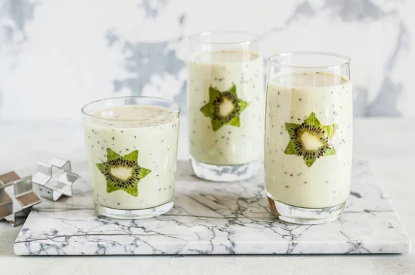 Batido Kiwis Decorado Con Rodajas Kiwi Forma Estrella —  Fotos de Stock