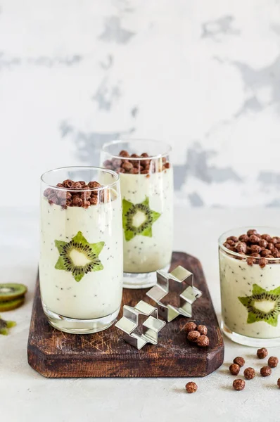 Kiwifruit Smoothie Прикрашений Зірками Формі Kiwi Slices Какао Cereal Копіюйте — стокове фото
