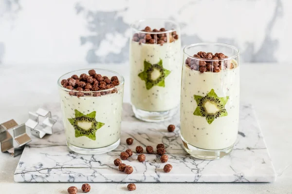 Smoothie Kiwifruit Διακοσμημένα Star Shaped Kiwi Slices Δημητριακά Κακάο — Φωτογραφία Αρχείου