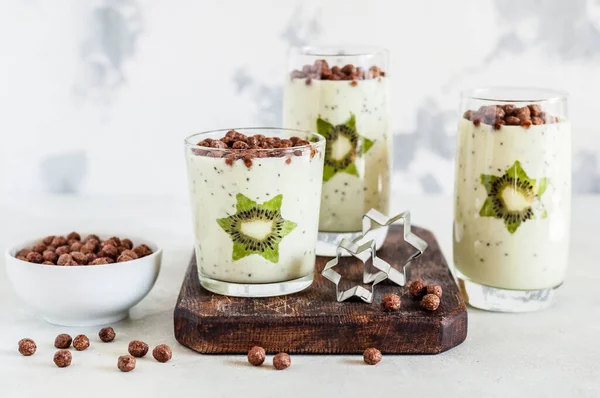 Kiwifypes Smoothie Прикрашена Star Shaped Kiwi Slices Cocoa Cereal — стокове фото