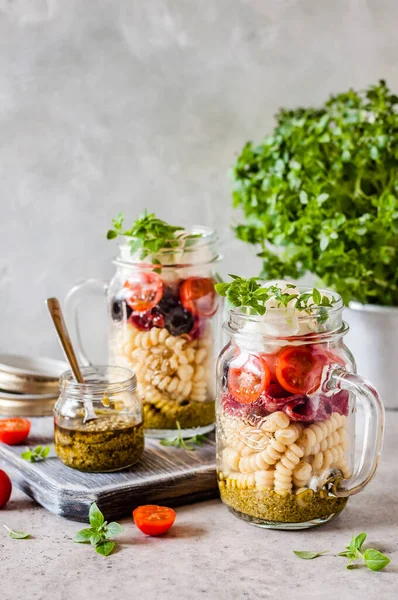 Italienischer Pastasalat Glas Mit Salami Kirschtomaten Und Mini Mozzarella Kopieren — Stockfoto