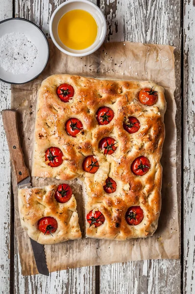 Dilimlenmiş vişneli domates, biberiye ve sarımsaklı Focaccia, metin için kopyalama alanı