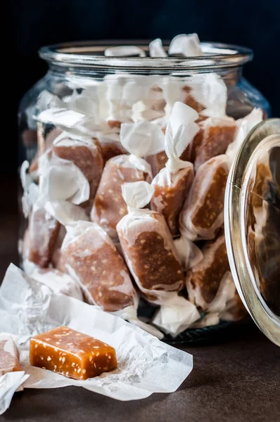 Sesame Seed Caramel Candies Domowe Chewytoffee Słoiku Kopiuj Miejsce Tekst — Zdjęcie stockowe
