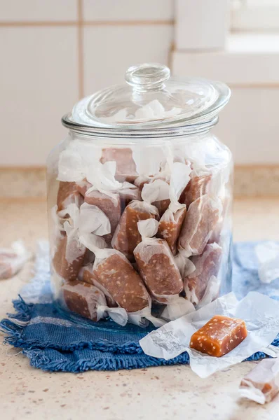 Sesam Seed Caramel Godis Hemlagad Chewy Toffees Burk Kopiera Utrymme — Stockfoto