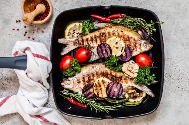 Sebzeli ve sebzeli ızgara Süzgeç Breams.