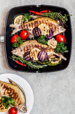 Sebzeli ve otlu ızgara süzgeç Breams, metin için alanı kopyala