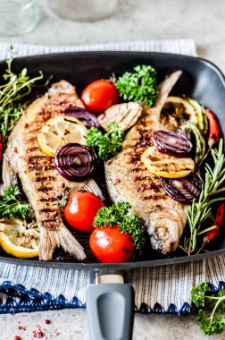 Sebzeli ve sebzeli ızgara Süzgeç Breams.