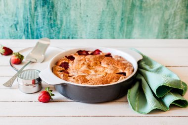 Seramik Pan 'da fırınlanmış taze çilekli kek, metnin için kopyalama alanı