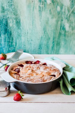 Seramik Pan 'da fırınlanmış taze çilekli kek, metnin için kopyalama alanı