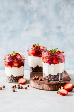 Kavanozda Çilekli Yunan Yoğurdu, Bal ve Mısır Gevreği, metin için boşluk kopyala