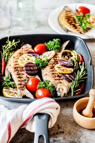 Grillade Skimmer Breams Med Grönsaker Och Örter — Stockfoto