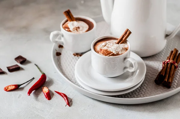Acı Biberli Sıcak Çikolata Tarçınlı Üstüne Krem Şanti Metin Için — Stok fotoğraf