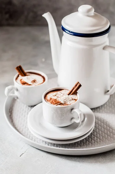 Chocolate Quente Com Pimenta Canela Coberto Com Creme Chicote Espaço — Fotografia de Stock