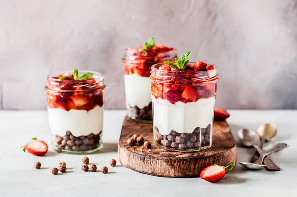 Griekse Yoghurt Met Aardbeien Honing Granen Potten — Stockfoto