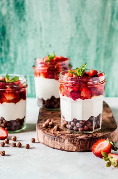 Griekse Yoghurt Met Aardbeien Honing Granen Potten Kopieer Ruimte Voor — Stockfoto