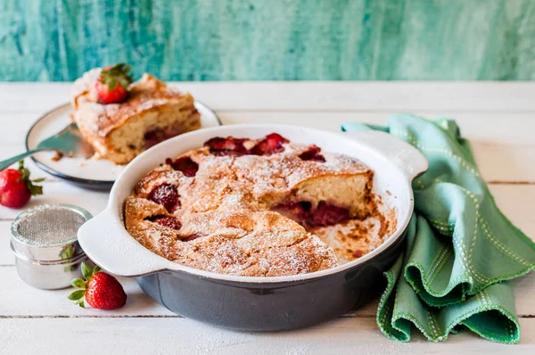 Gesneden Verse Aardbeientaart Gebakken Keramische Pan — Stockfoto