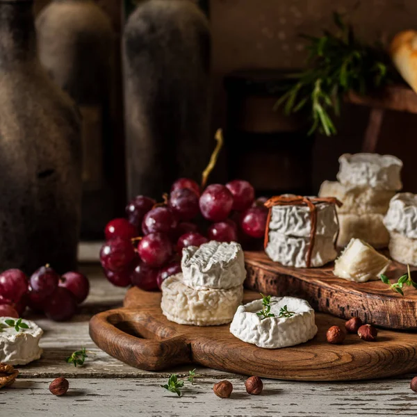 Verschiedene Französische Käsesorten Und Eine Weitere Bestimmung Einer Staubigen Speisekammer — Stockfoto