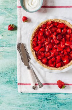 Graham Cracker Crust ile taze çilekli turta, metin için kopyalama alanı