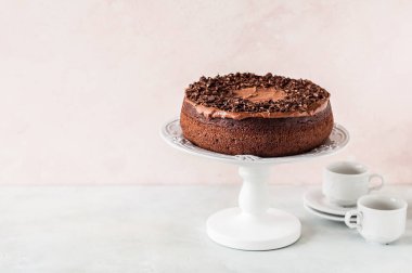 Çikolata parçacıkları ile süslenmiş Kek standındaki Çikolatalı Kek, metnin için kopyalama alanı