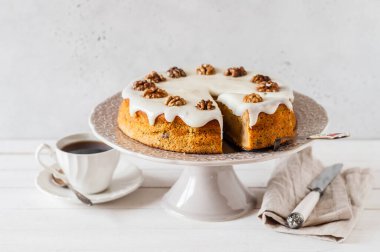 Ceviz ve krem peynirli dilimlenmiş kabak keki.