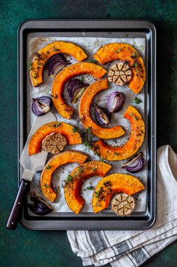 Kızarmış tereyağlı ezme Kırmızı soğan ve kekik dilimleri