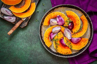 Kırmızı soğan ve kekik dilimlenmiş tereyağlı ezme Kızartma için hazırlandı, metin alanınızı kopyalayın