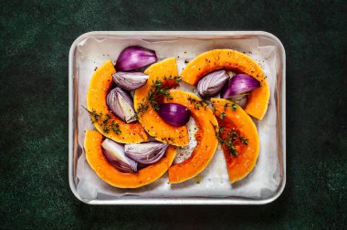 Kırmızı soğanlı ve kekikli Butternut Ezmesi Kızartmaya Hazırlandı