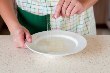 Kadın Soğuk Suya Jelatin Çarşaf Ekliyor