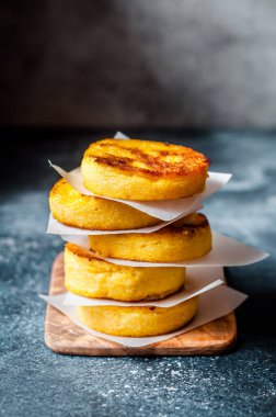 Bir yığın kızarmış Polenta Diski, metin için alanı kopyala