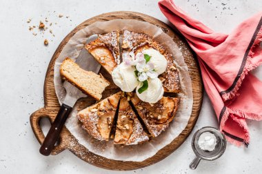 Elma Dilimli Elmalı Kek Dondurmalı En İyi Serviste