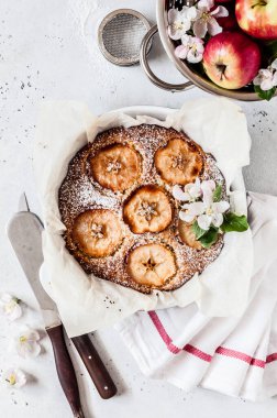 Elma Dilimli Elmalı Kek Bahar Çiçekleri ile süslenmiş, kare