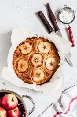 Üstünde Elma Dilimleri olan Elmalı Kek, metnin için boşluk kopyala