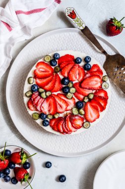 Yaz Çileği ve Yabanmersini Pişirilmemiş Cheesecake