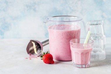 Çilekli Meyve Smoothie, Ölçüm kabında El Blendırı ile harmanlanmış, metin alanınız için kopyalama alanı