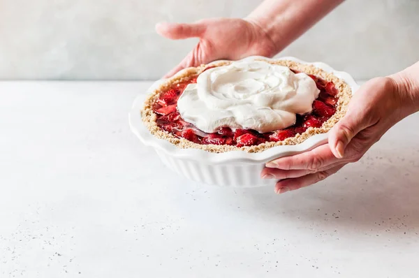 Femelle Partageant Une Tarte Fraîche Gelée Fraises Avec Crème Fouettée — Photo