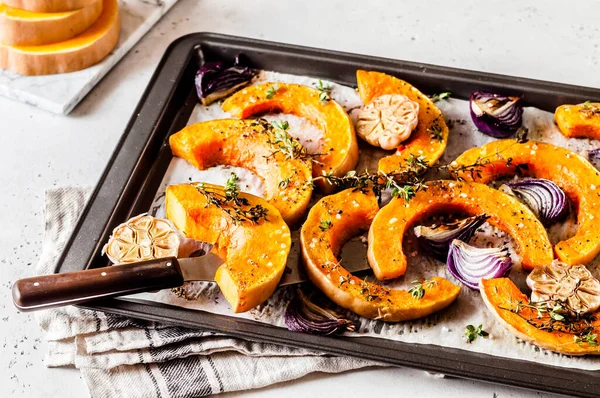 Roasted Butternut Squash Slices Red Onions Thyme — Stock Photo, Image