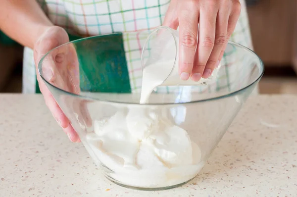 Hembra Añadiendo Crema Tazón Con Mezcla Pastel Queso —  Fotos de Stock