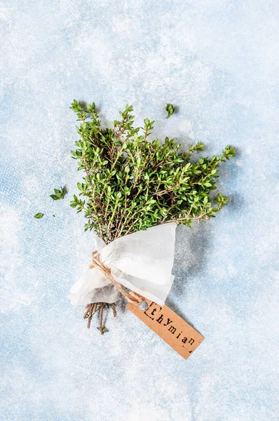 Een Bunch Fresh Thyme Verpakt Papier Thymian Het Duits Kopieer — Stockfoto