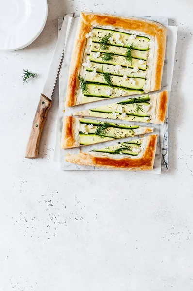 Puff Bakverk Zucchini Och Ost Tårta Med Dill Kopiera Utrymme — Stockfoto