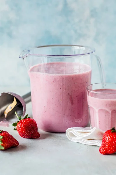 Smoothie Φράουλα Αναμειγνύεται Χέρι Blender Ένα Κύπελλο Μέτρησης Αντίγραφο Χώρο — Φωτογραφία Αρχείου