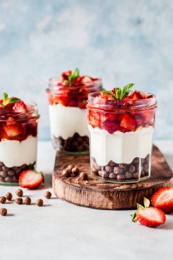 Kavanozda Çilekli Yunan Yoğurdu, Bal ve Mısır Gevreği, metin için boşluk kopyala