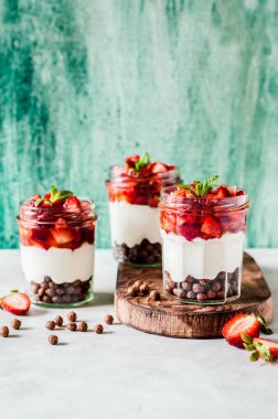 Kavanozda Çilekli Yunan Yoğurdu, Bal ve Mısır Gevreği, metin için boşluk kopyala