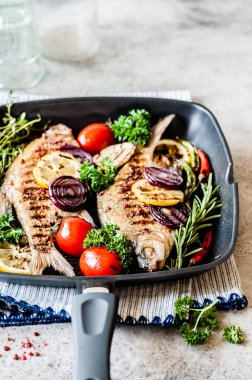 Sebzeli ve otlu ızgara süzgeç Breams, metin için alanı kopyala