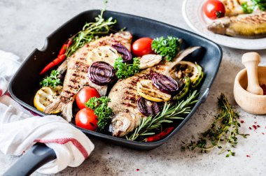 Sebzeli ve sebzeli ızgara Süzgeç Breams.