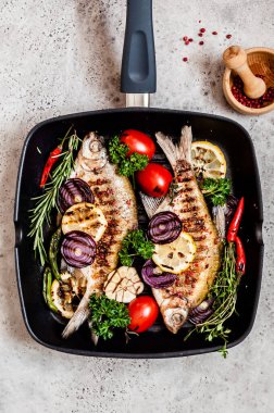 Sebzeli ve otlu ızgara süzgeç Breams, metin için alanı kopyala