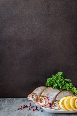 Tarifi yazmak için bir karatahtanın yanında kızartılmış Bream İçindekiler